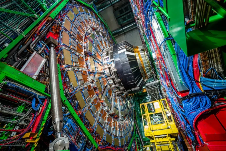 cms-precision-measurement-of-the-w-boson-mass-confirms-standard-model-predictions-and-resolves-physics-discrepancies