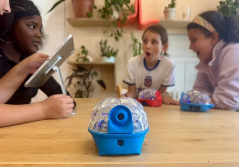 program-a-brain-on-wheels-with-spikerbot-revolutionizing-neuroscience-and-robotics-education