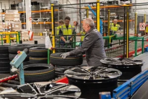 renault-is-trialling-an-autonomous-robot-on-the-production-line-at-its-douai-factory-we-meet-it