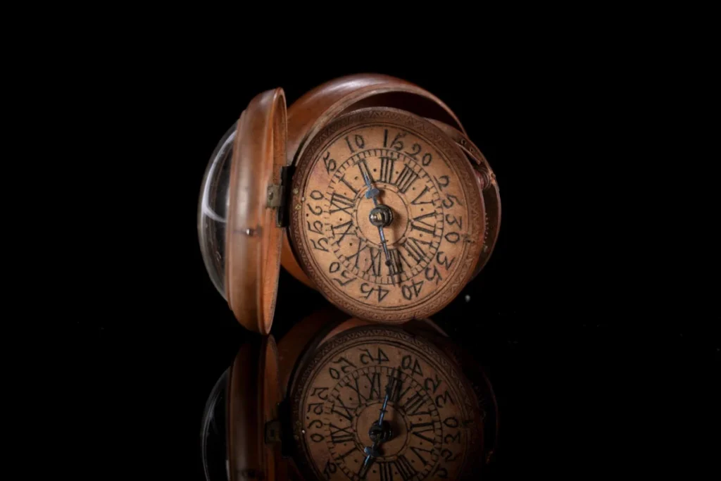 auckland-museum-photographer-unveils-the-intricate-mechanical-lives-of-antique-pocket-watches