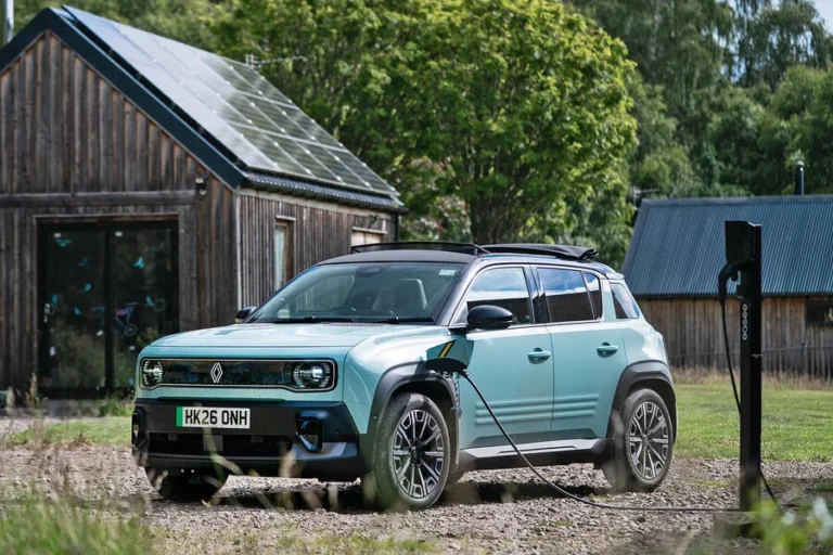 driving-a-renault-4-the-length-of-the-uk-on-solar-power-alone