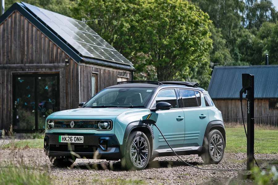 driving-a-renault-4-the-length-of-the-uk-on-solar-power-alone