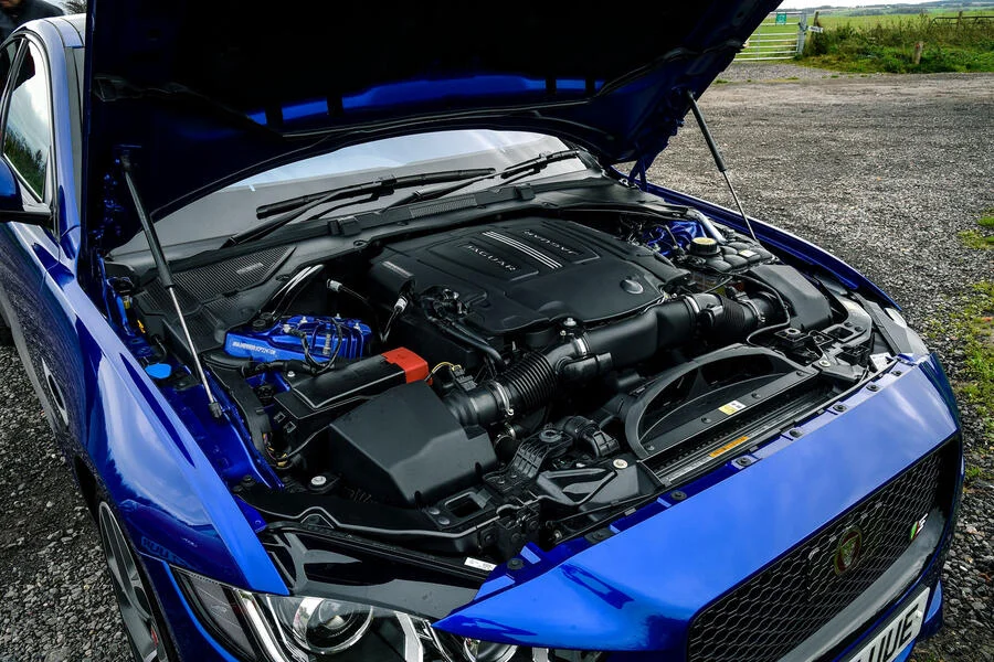 jaguar-xe-s-a-deep-dive-into-a-compact-executive-gem