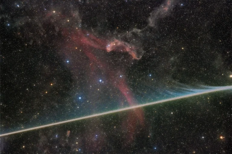 meteor-gecko-a-fiery-streak-illuminates-the-cosmic-canvas-above-death-valley
