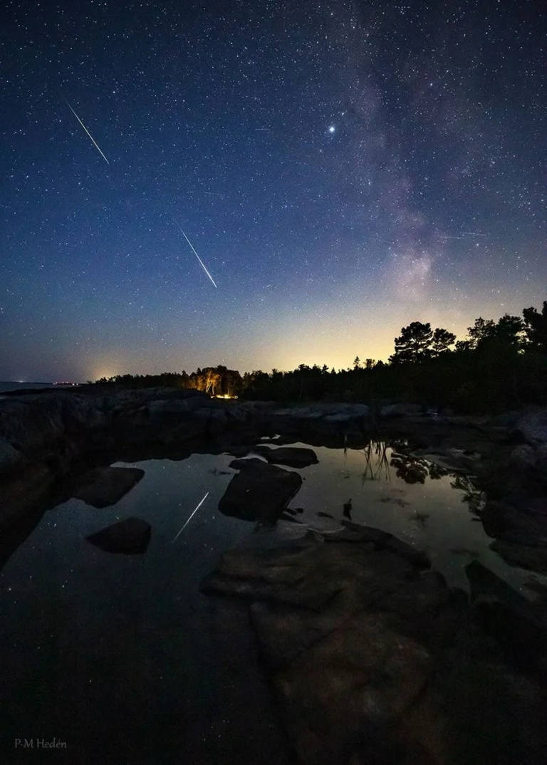 perseid-meteor-shower-dazzles-skies-above-sweden-mirrored-in-coastal-waters