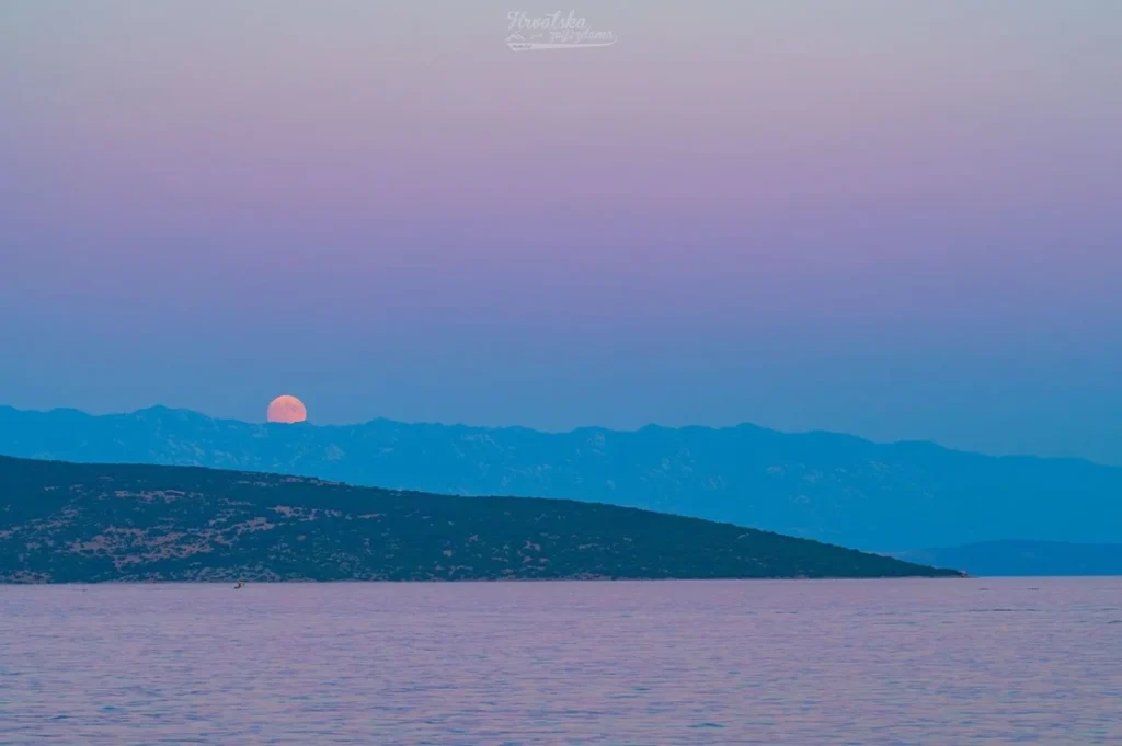 the-buck-moon-over-the-adriatic-a-celestial-prelude-to-a-solar-spectacle
