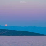 the-buck-moon-over-the-adriatic-a-celestial-prelude-to-a-solar-spectacle