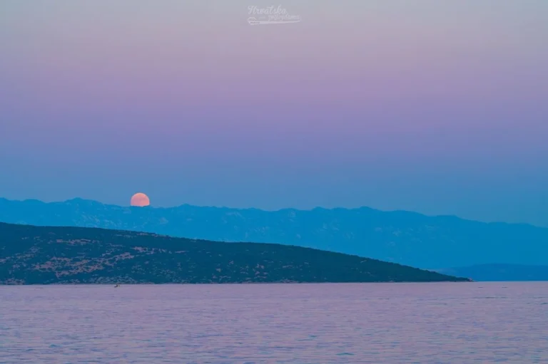 the-buck-moon-over-the-adriatic-a-celestial-prelude-to-a-solar-spectacle