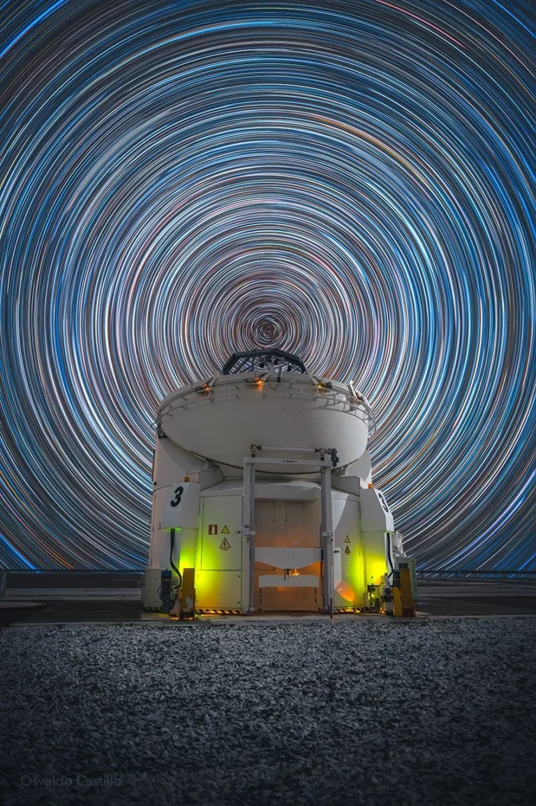 the-sky-turns-above-paranal-earths-rotation-captured-in-stunning-star-trails