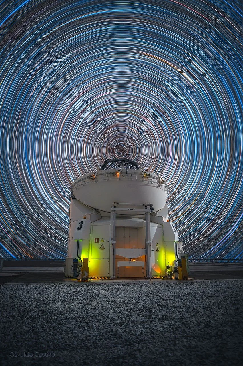 the-sky-turns-above-paranal-earths-rotation-captured-in-stunning-star-trails