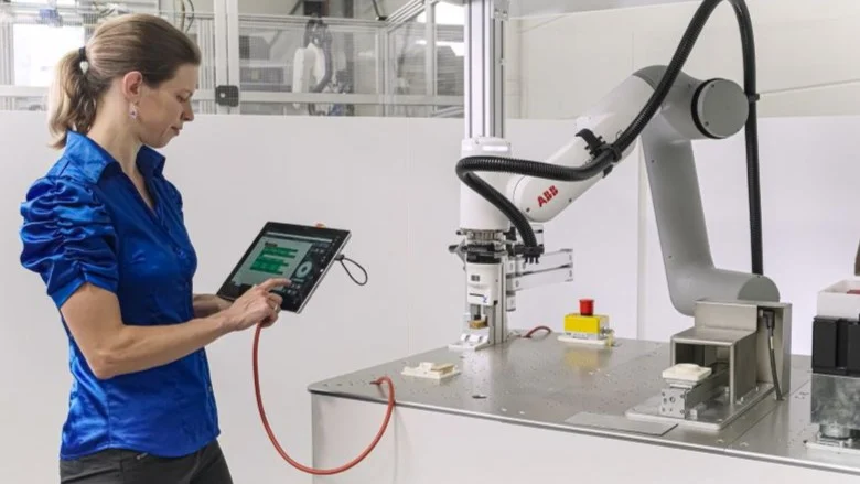 abb-robotics-introduces-groundbreaking-e-device-revolutionizing-human-robot-interaction-and-accessibility-in-industrial-automation