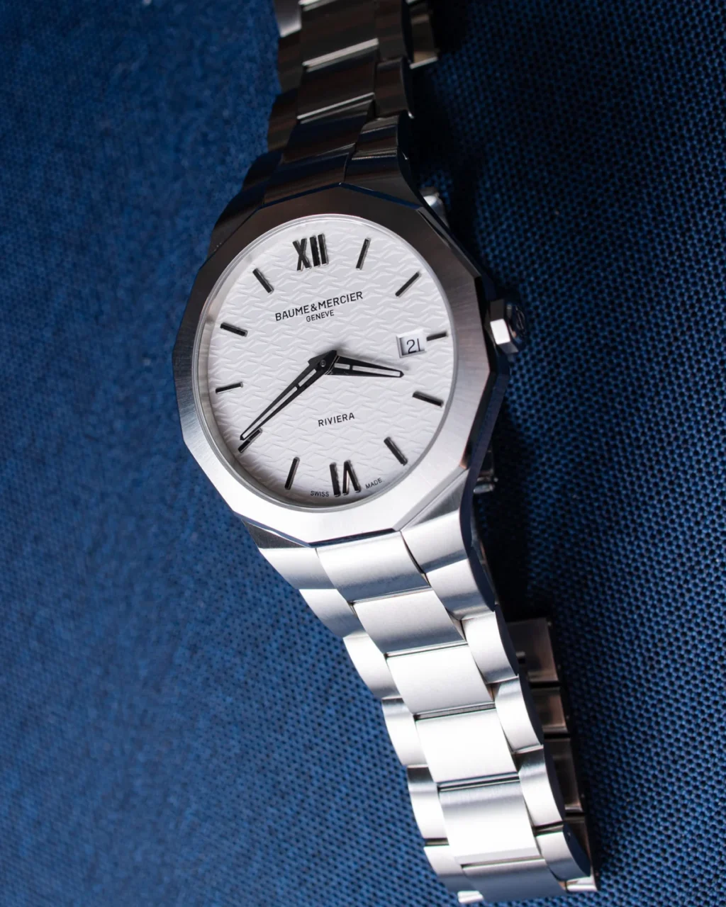 baume-mercier-riviera-73-a-return-to-elegant-roots-in-the-integrated-bracelet-watch-landscape