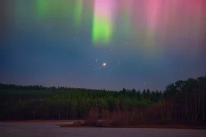 cosmic-confluence-mars-aligns-with-beehive-cluster-amidst-dazzling-aurora-display