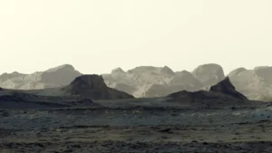 nasas-curiosity-rover-unveils-striking-martian-panorama-revealing-mysterious-wind-sculpted-cliffs