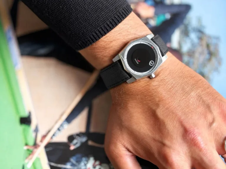 papar-unveils-the-vuelte-a-minimalist-masterpiece-featuring-a-novel-wandering-hour-complication
