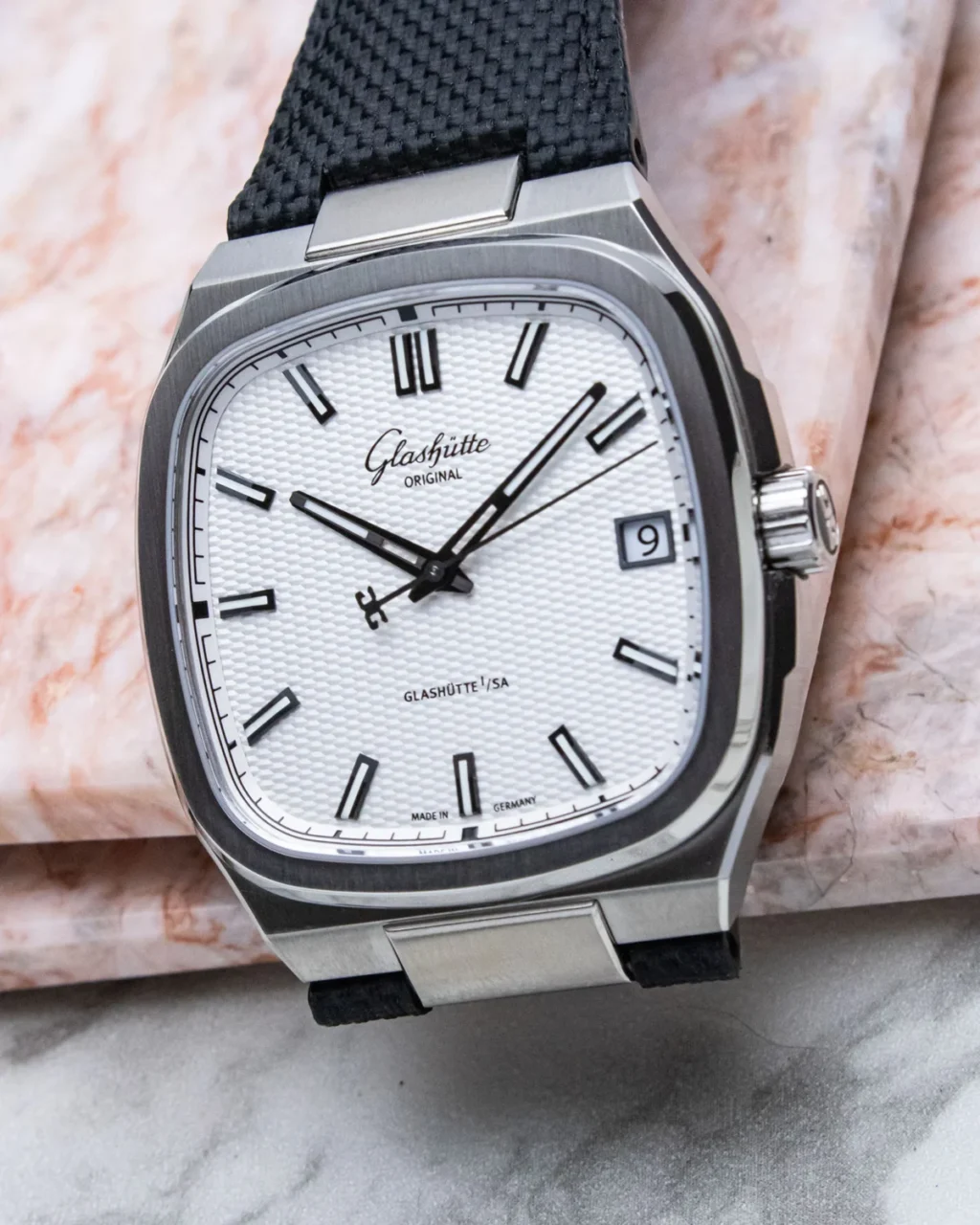 the-glashutte-original-70s-a-refined-contender-in-the-integrated-sports-watch-arena