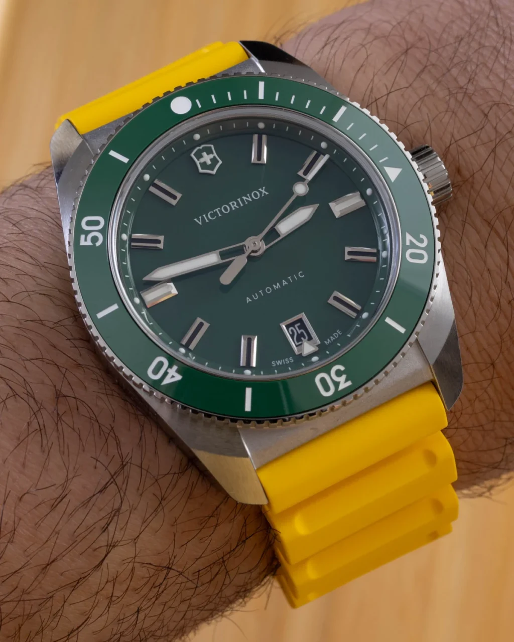 the-victorinox-maverick-automatic-39-watch-a-refined-evolution-in-swiss-sport-elegance
